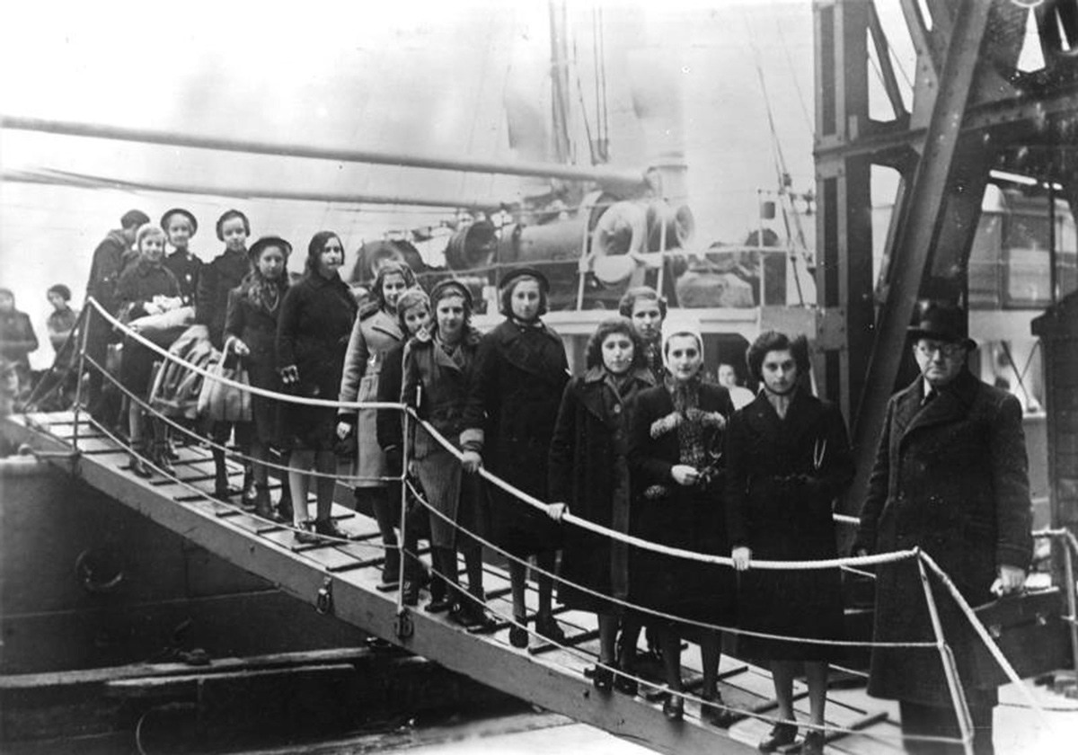 يهود بولنديين من المنطقة بين ألمانيا وبولندا عند وصولهم إلى لندن سنة 1939 هربا من النازيين. صورة: German Federal Archive/Wikimedia Commons