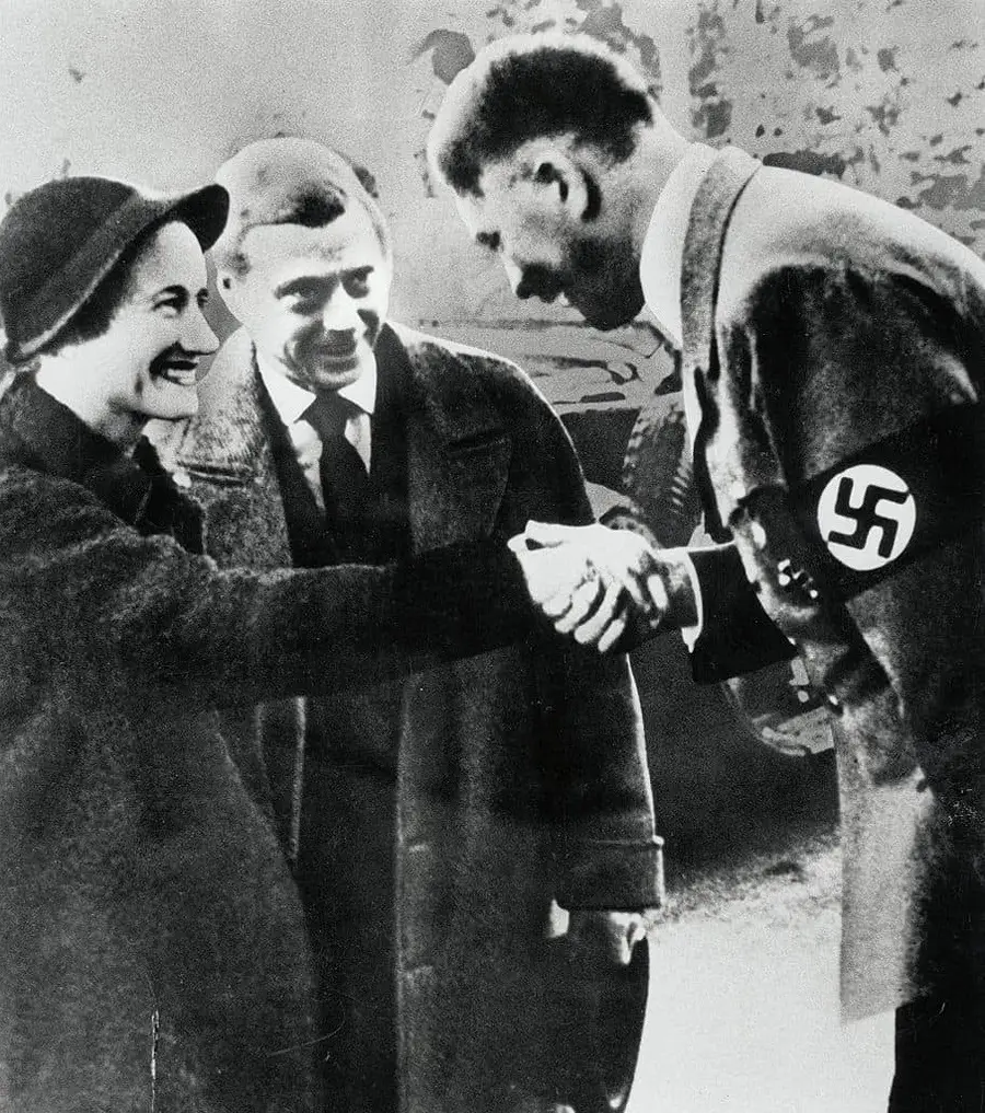 دوق (ويندسور) وملك بريطانيا لاحقا في زيارة له لبرلين سنة 1937.