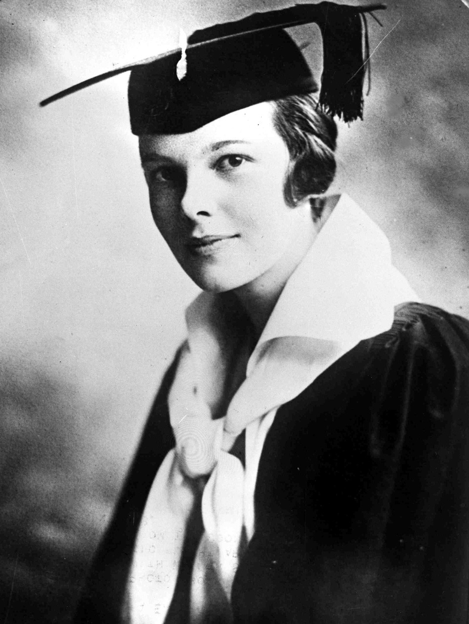 صورة تخرّج (أميليا هارت) من كلية (أوغونتز) سنة 1918. صورة: AP