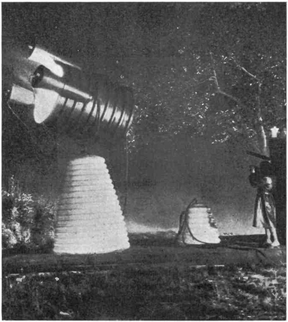 صورة من سنة 1925 تظهر استعراض الأشعة في الليل.