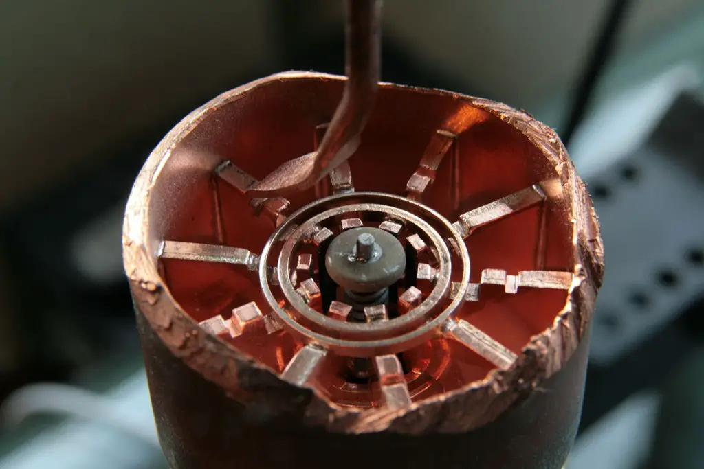 مقطع عرضي داخل تجويف صمام مغناطيسي إلكتروني يُستعمل في فرن مايكرويف.