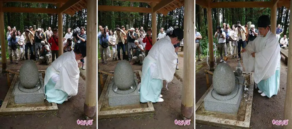 يظهر كاهن المعبد (أوسامو هاياكاوا) وهو يوضح طقوس تحويل المؤخرة باتجاه ”البيضة المقدسة“، وهي جزء من عملية مقدسة في المعبد يُزعم أنها تعالج آلام البواسير.