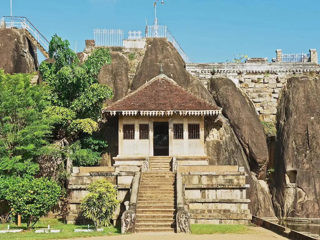 مدخل معبد (إيزورومونيا) الصخري في سريلانكا.