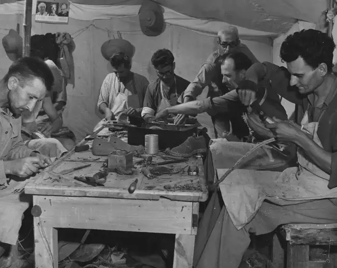 يعمل اللاجئون الكرواتيون واليوغوسلافيون كإسكافيين في مخيم اللاجئين في الشط في مصر خلال الحرب العالمية الثانية. صورة: United Nations Archives