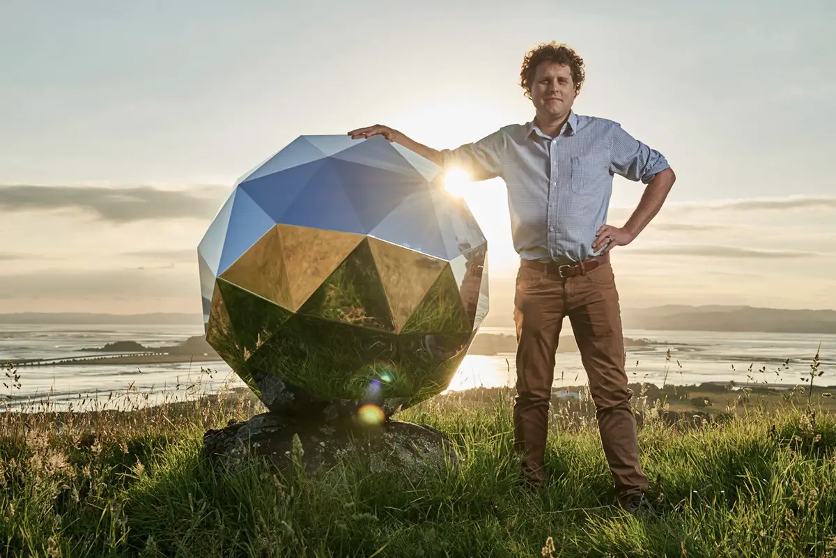 «نجم البشرية»، وهي كرة شبيهة بكرة الديسكو مصنوعة من ألياف الكربون والألواح العاكسة. صورة: Associated Press