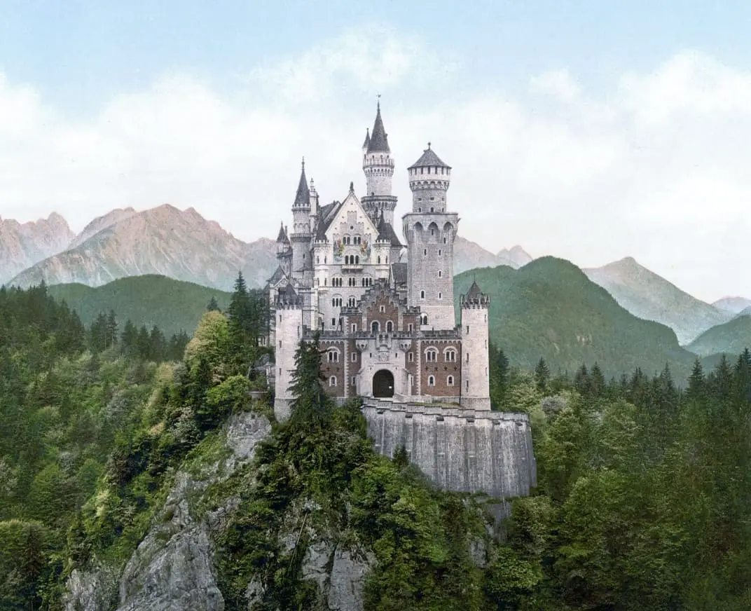 من القلاع التي شيدها (لودويغ الثاني) في جبال بافاريا: قلعة (نوشوانشتاين).