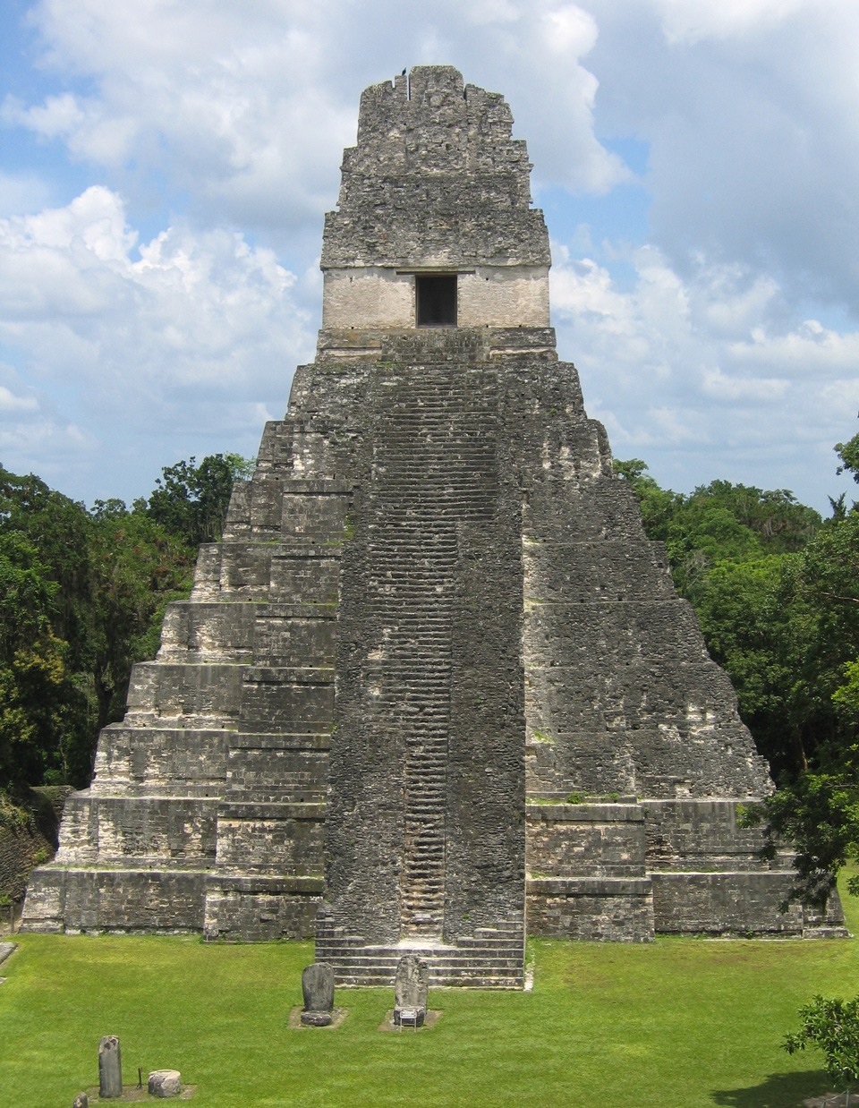 (تيكال)، مدينة قديمة من حضارة المايا يعود تاريخها لـ800 سنة قبل الميلاد إلى 900 بعدها.