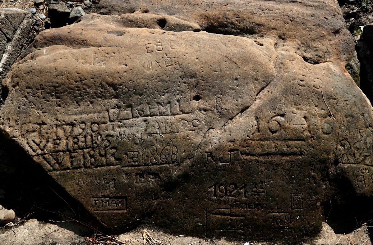 وُجدت واحدة من حجارة الجوع في مدينة (ديزين) في جمهورية التشيك في 23 أغسطس من عام 2018. صورة: AP