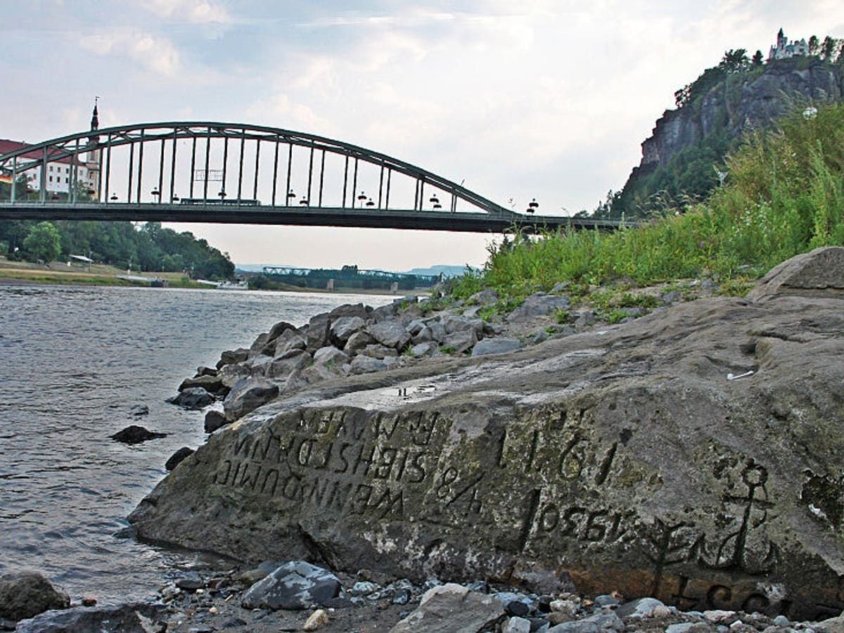 أحجار الجوع في نهر (إيلبه) في (ديزين) في التشيك.