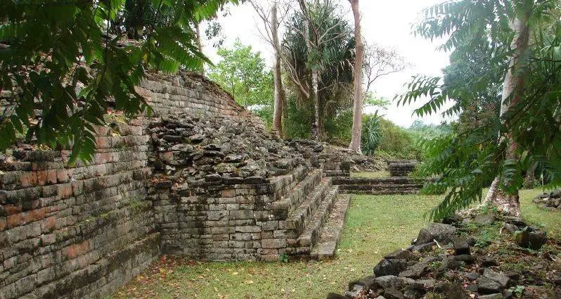 آثار من معبد قديم لحضارة المايا.