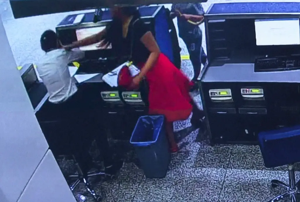 أظهر تصوير لكاميرات المراقبة امرأة تصفع عون بوابة في المطار.