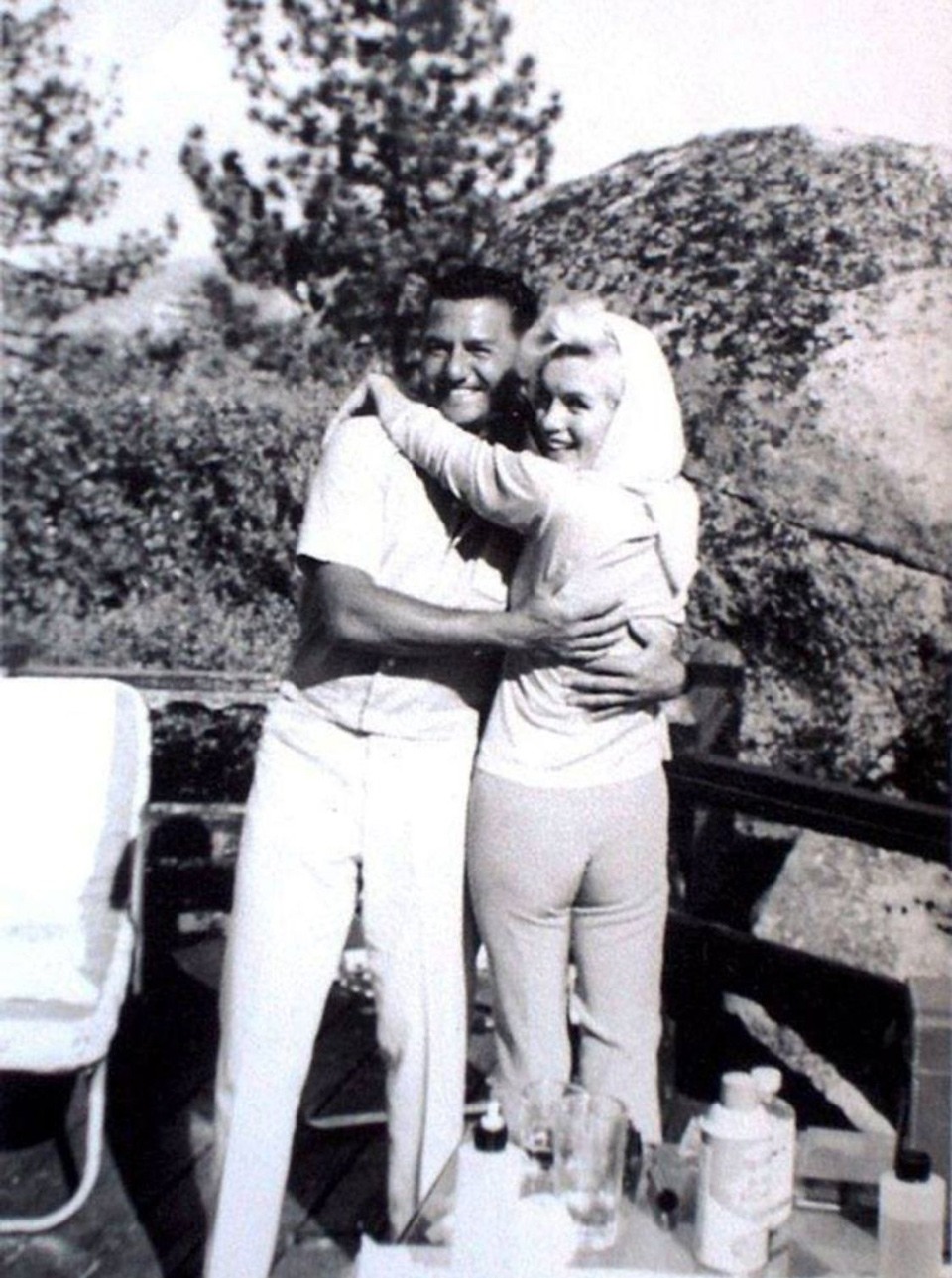 آخر صورة معروفة لـ(مارلين مونرو). تظهر هذه الصورة (مارلين مونرو) رفقة عازف البيانو (بادي غريكو) في أغسطس 1962 قبل أيام من وفاتها.