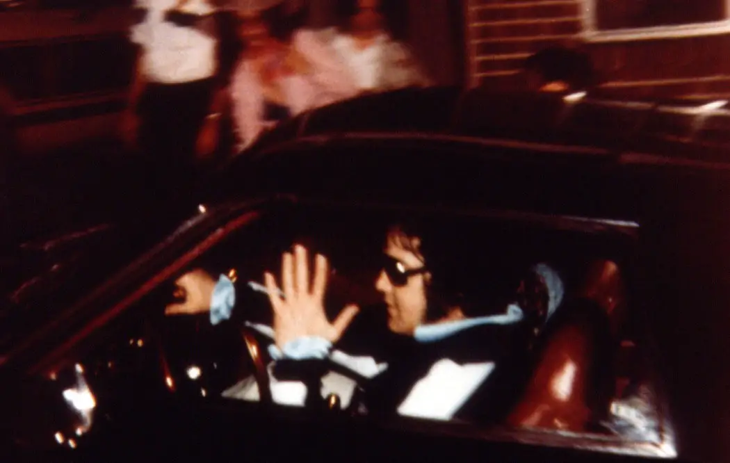 آخر صورة معروفة لـ(ألفيس بريسلي). تم التقاط هذه الصورة في الساعة 12:28 من صباح يوم 16 أغسطس 1977. تم تصوير (إلفيس) خلال رجوعه من موعد ليلي مع طبيب أسنانه الدكتور (ليستر هوفمان).