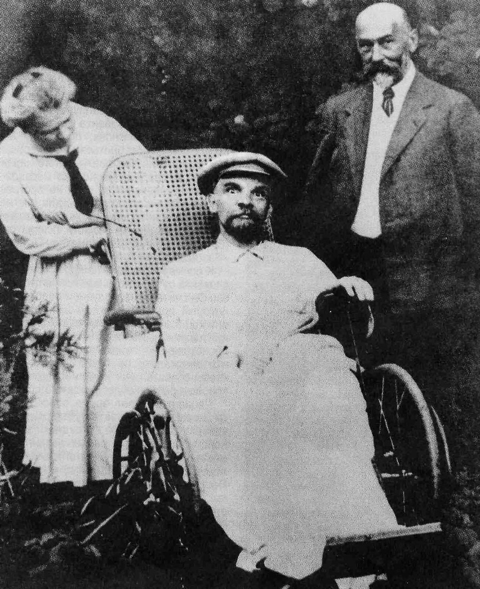 الصورة الأخيرة المعروفة لـ(فلاديمير لينين) قبل وفاته في 21 يناير 1924. وهو الشخص الجالس في كرسي متحرك، الذي ترك شبه مشلولا بعد تعرضه لعدد من السكتات الدماغية.