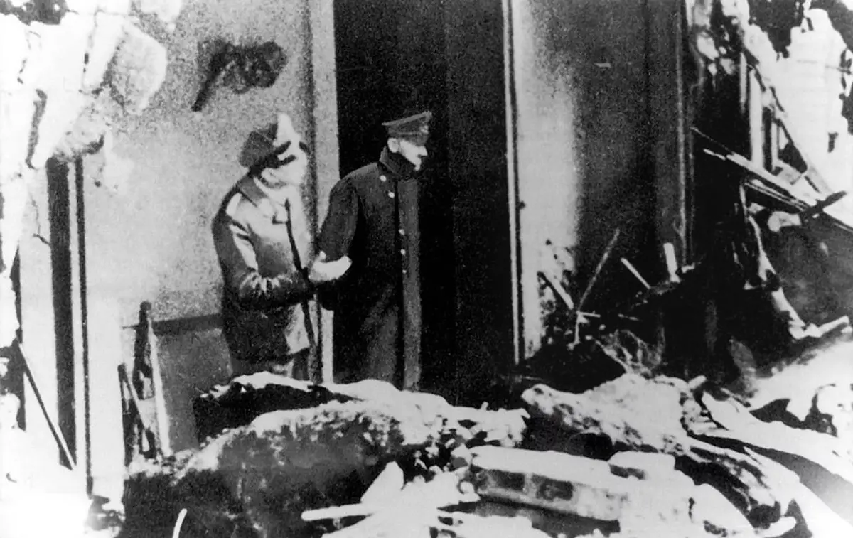 تعتبر هذه آخر صورة لـ(أدولف هتلر) على أغلب تقدير قبل أن يأخذ حياته في 30 أبريل 1945، يظهر (هتلر) في الصورة مع (جوليوس شواب) مساعده يبحث في أنقاض الرايخ في 28 أبريل 1945.