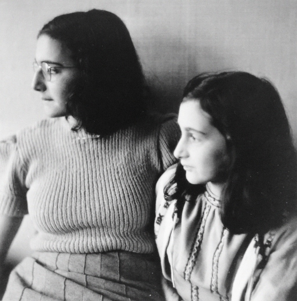 (آن فرانك) في الصورة مع أختها (مارغوت) في عام 1942.