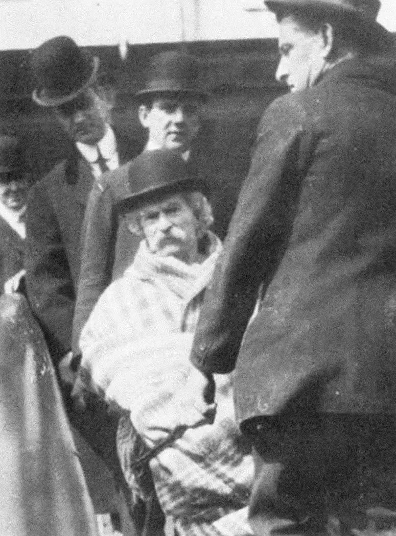 الصورة الأخيرة لـ(مارك توين) التي التقطت في أبريل 1910.