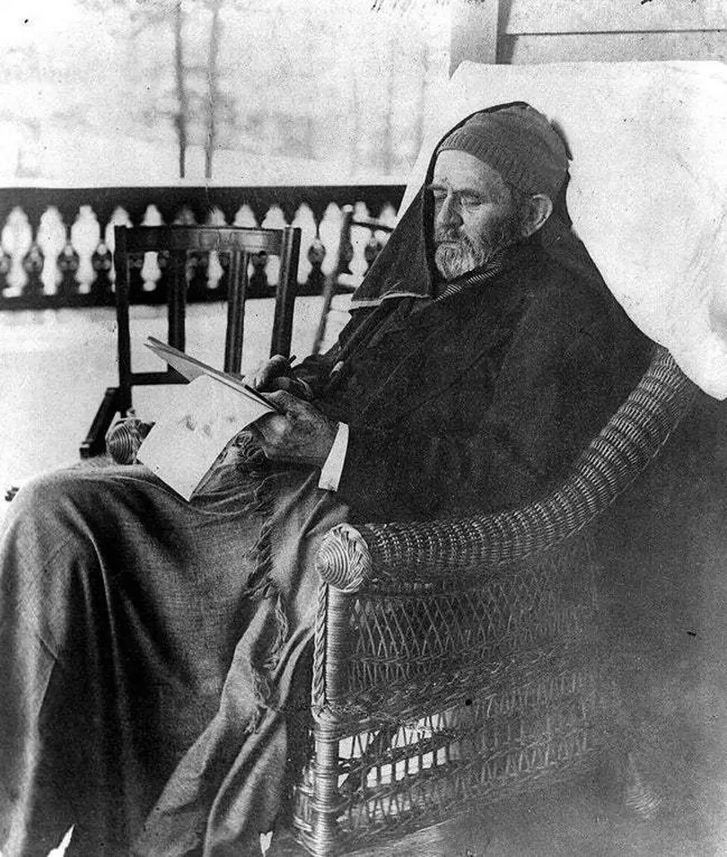 هذه آخر صورة معروفة لـ(أوليسيس إس غرانت) والتي تم التقاطها في 27 يونيو 1885. هنا تم تصويره وهو يقوم بكتابة ملاحظات أضافها لمذكراته.