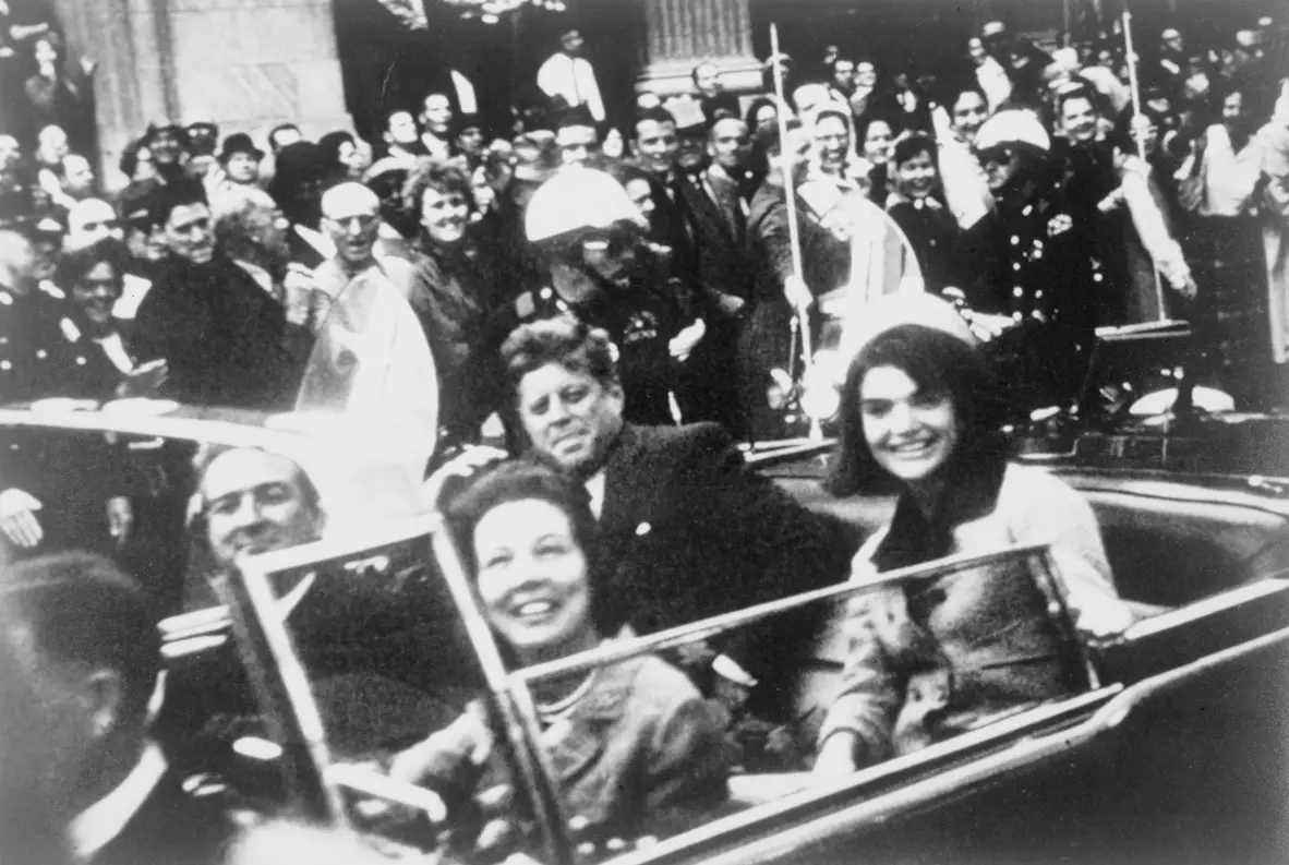 صورة الرئيس (جون إف كينيدي) وزوجته (جاكلين كينيدي أوناسيس)، تم التقاطها لحظات فقط قبل أن يتم سلب حياته في 22 نوفمبر 1963.