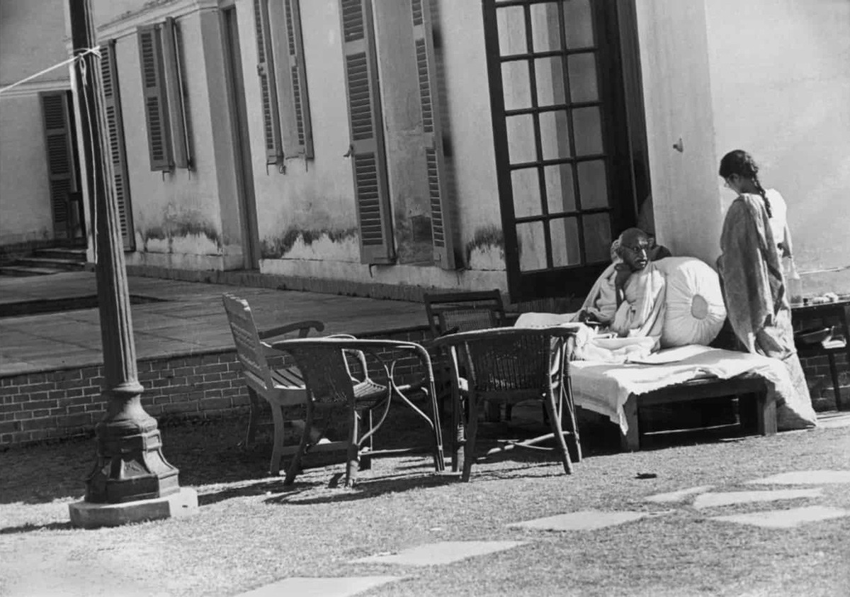 صورة لـ(غاندي) التقطت من قبل المصور الفرنسي (هنري كارتيه بريسون) في (بيرلا هاوس) في (الهند)، قبل يوم من واحد فقط من وفاته.