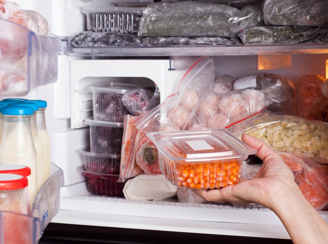 لا تستخدم المايكرويف من أجل إزالة الجليد عن اللحم المجمد. صورة: Shutterstock
