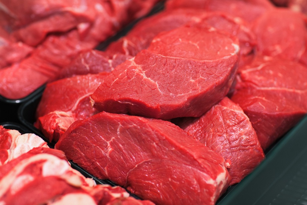 يسبب طهو شرائح اللحم داخل المايكرويف ضررا أكبرا من المنفعة المرجوة منه. صورة: NotarYES/Shutterstock