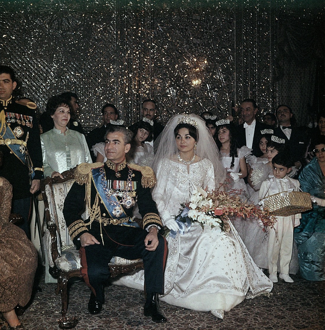الشاه و(فرح بهلوي) في حفل زفافهما في ديسمبر سنة 1959. صورة: Mario De Biasi/Mondadori Portfolio/Getty Images