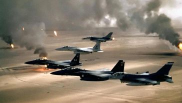 طائرات حربية تحلق فوق صحراء