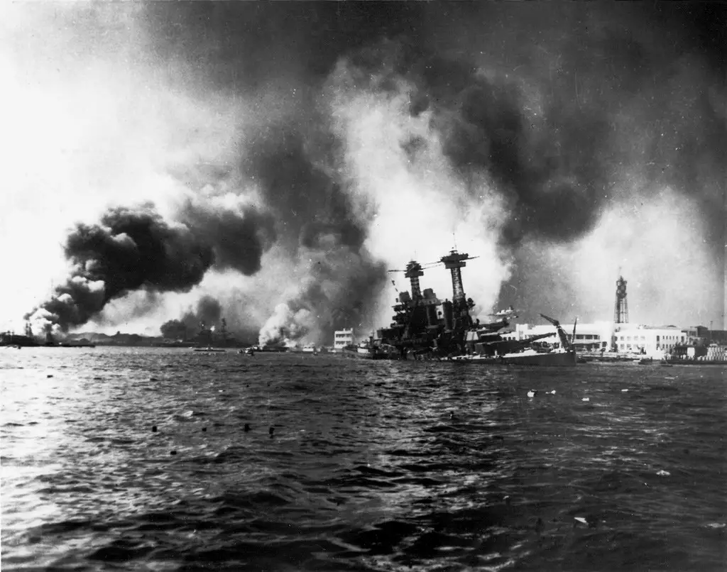 الـ(يو إس إس كاليفورنيا) وهي تغرق ببطء وألسنة النيران تتآكلها يوم الهجوم الياباني على (بيرل هاربور).