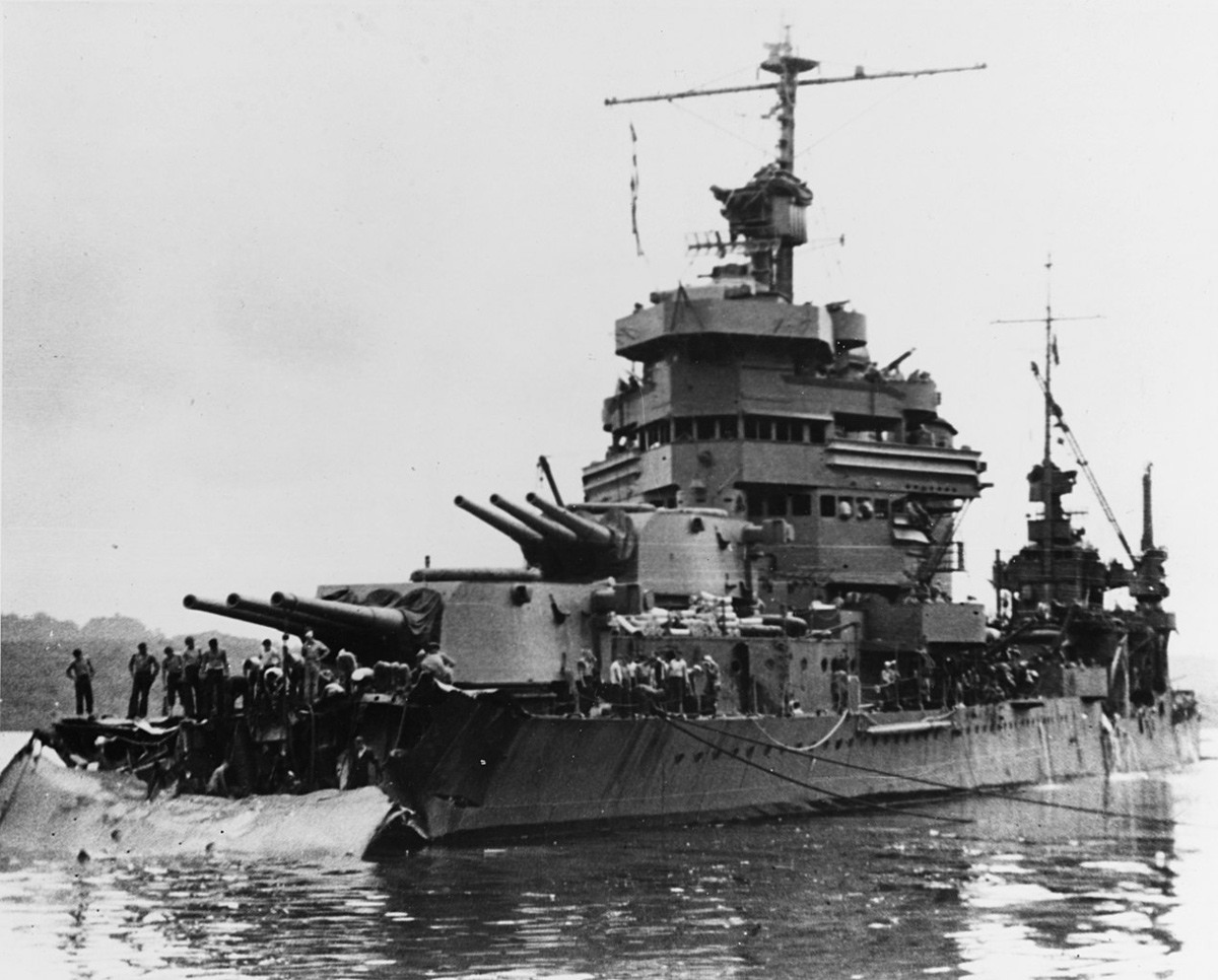 الـ(يو إس إس مينيابوليس) في (تولاجي)، يمكننا هنا رؤية الأضرار التي تعرضت لها خلال معركة (تاسافارونغا). صورة: U.S. Navy/Wikimedia Commons