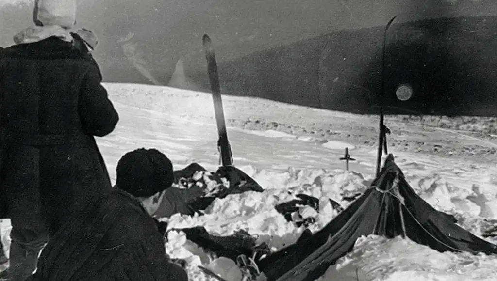 مخيم المتزلجين في معبر (دياتلوف). يمكننا أن نرى من هنا بوضوح أن الخيمة قد تمزقت، سنة 1959.