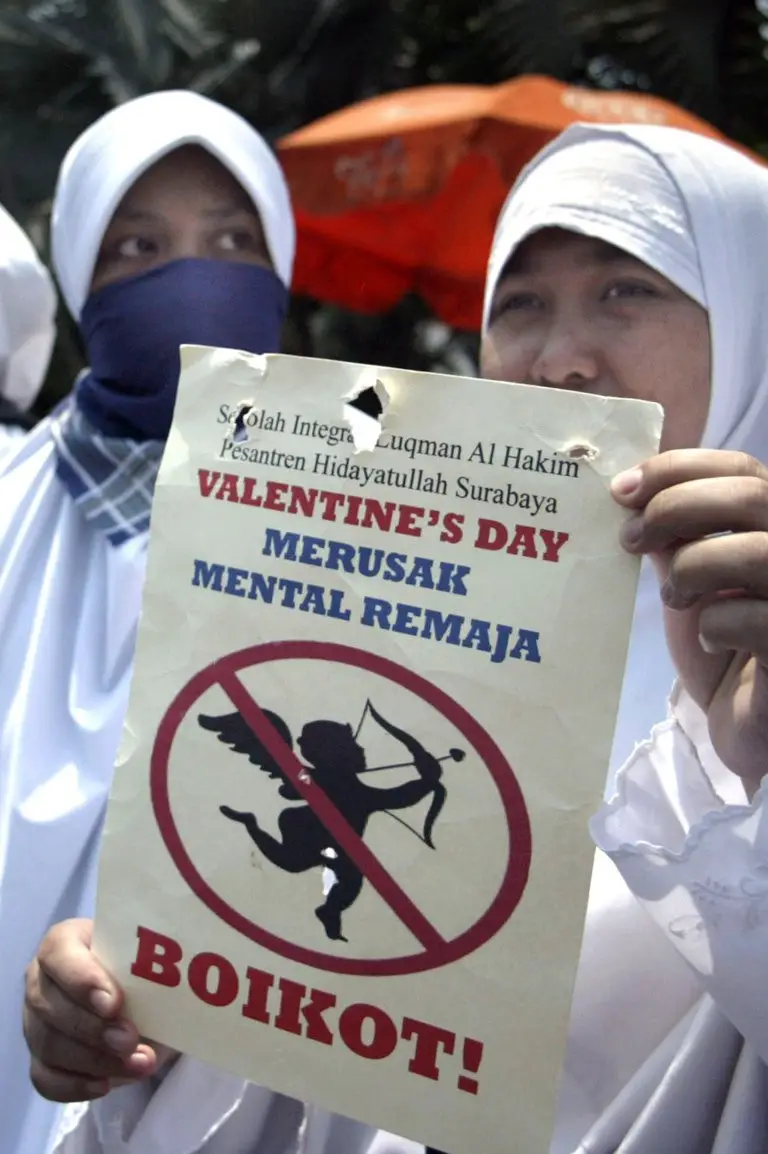 في 2013 نظم مئات الطلاب في مدينتي (سومطرة) و(جاوة) احتجاجات مناهضة للاحتفال بيوم الفالنتاين.