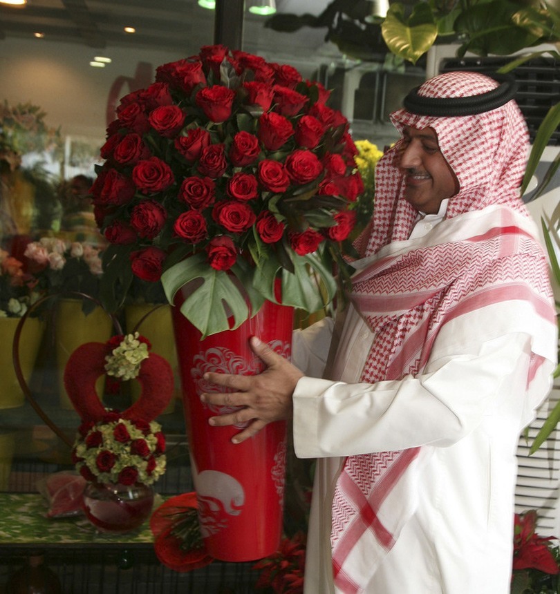 رجل سعودي يقتني باقة ورد أحمر بمناسبة عيد الحب. صورة: Susan Baaghil/Reuters