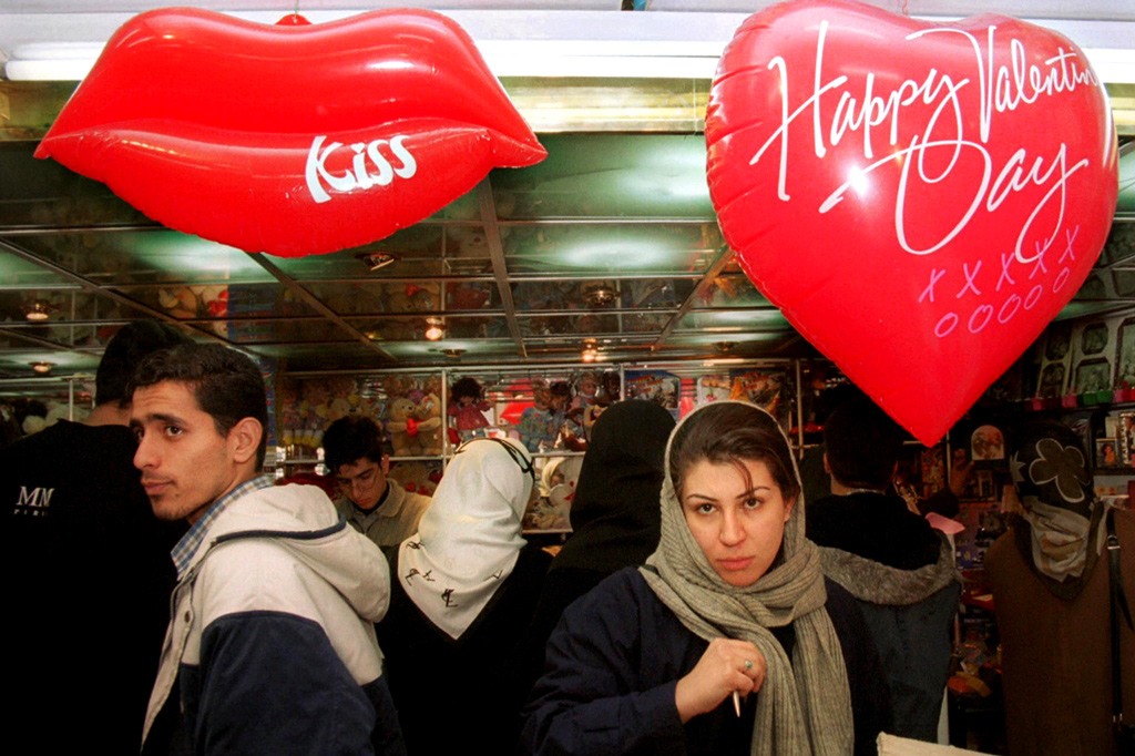 أجواء عيد حب في إيران.