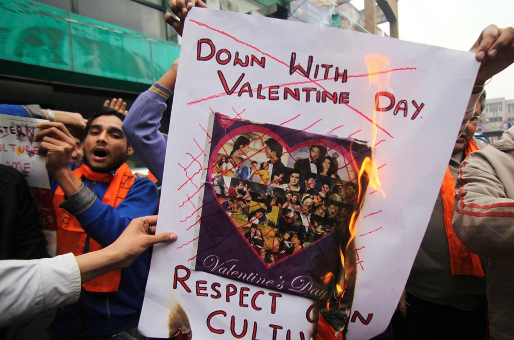 ناشطون يحرقون بطاقات معايدة أثناء الاحتجاج ضد الاحتفالات بيوم عيد الحب باعتباره غزوا واضحا للثقافة الغربية في مدينة (جامو) الهندية. صورة: Channi Anand/AP
