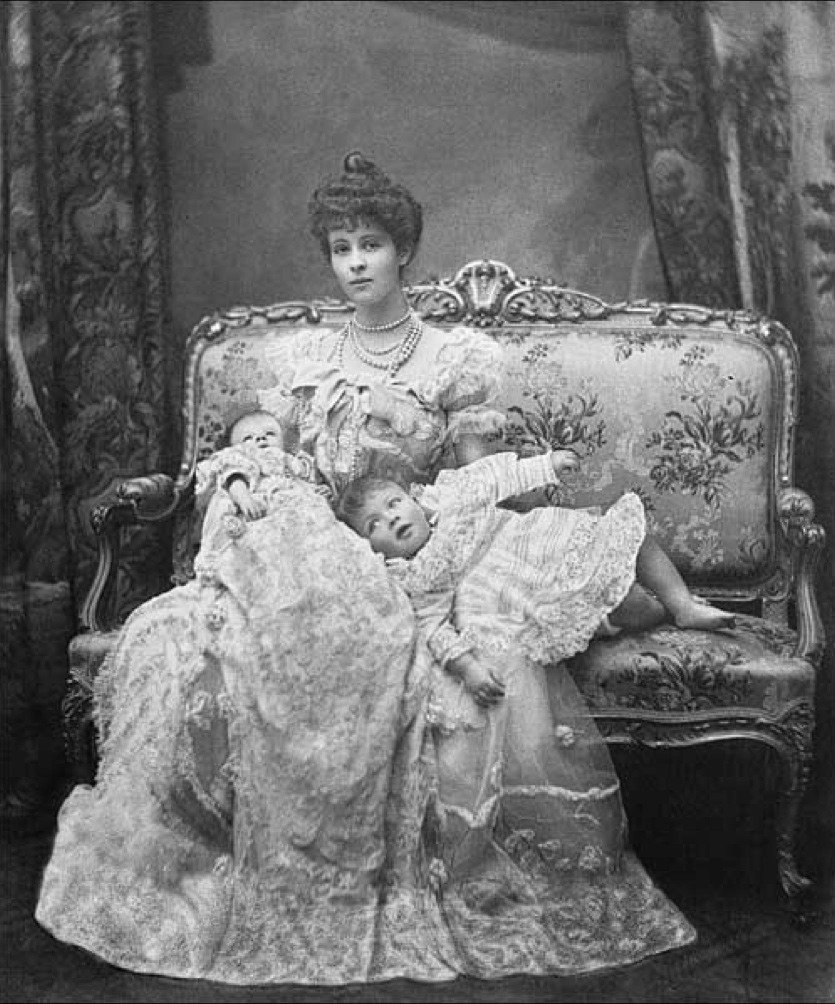 صورة (كونسويلو فاندربيلت) دوقة (مارلبوروغ) مع ابنيها في سنة 1899.