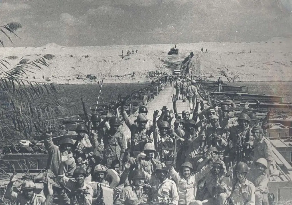 جنود مصريون يحتفلون بعبورهم الناجح لقناة السويس يوم حرب أكتوبر.