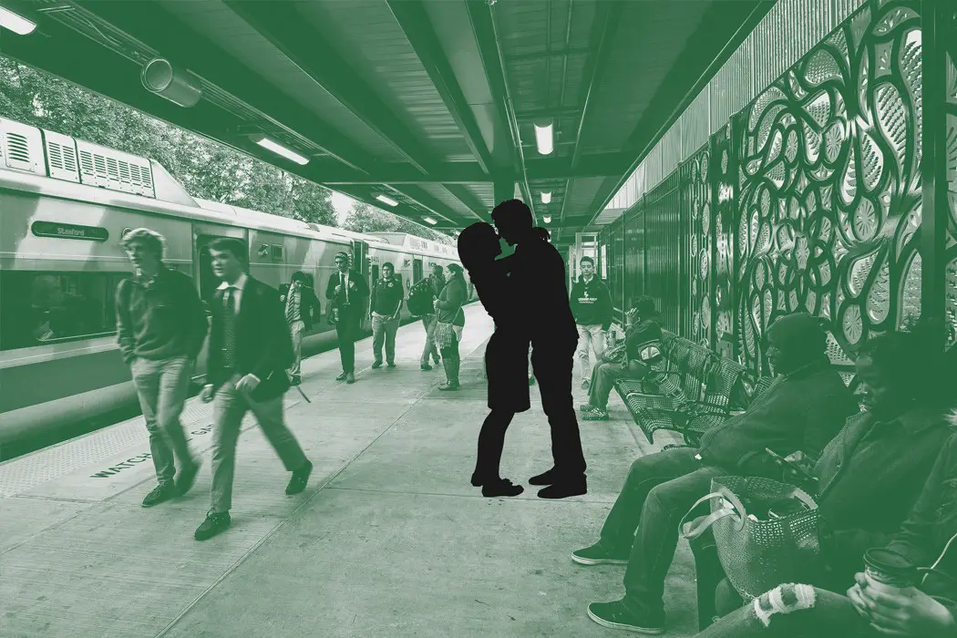 شخصان يتبادلان القبل في محطة القطار