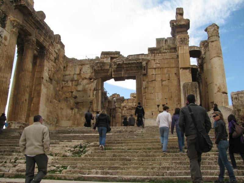 السلالم المؤدية إلى مدخل معبد (جوبيتر بعل).
