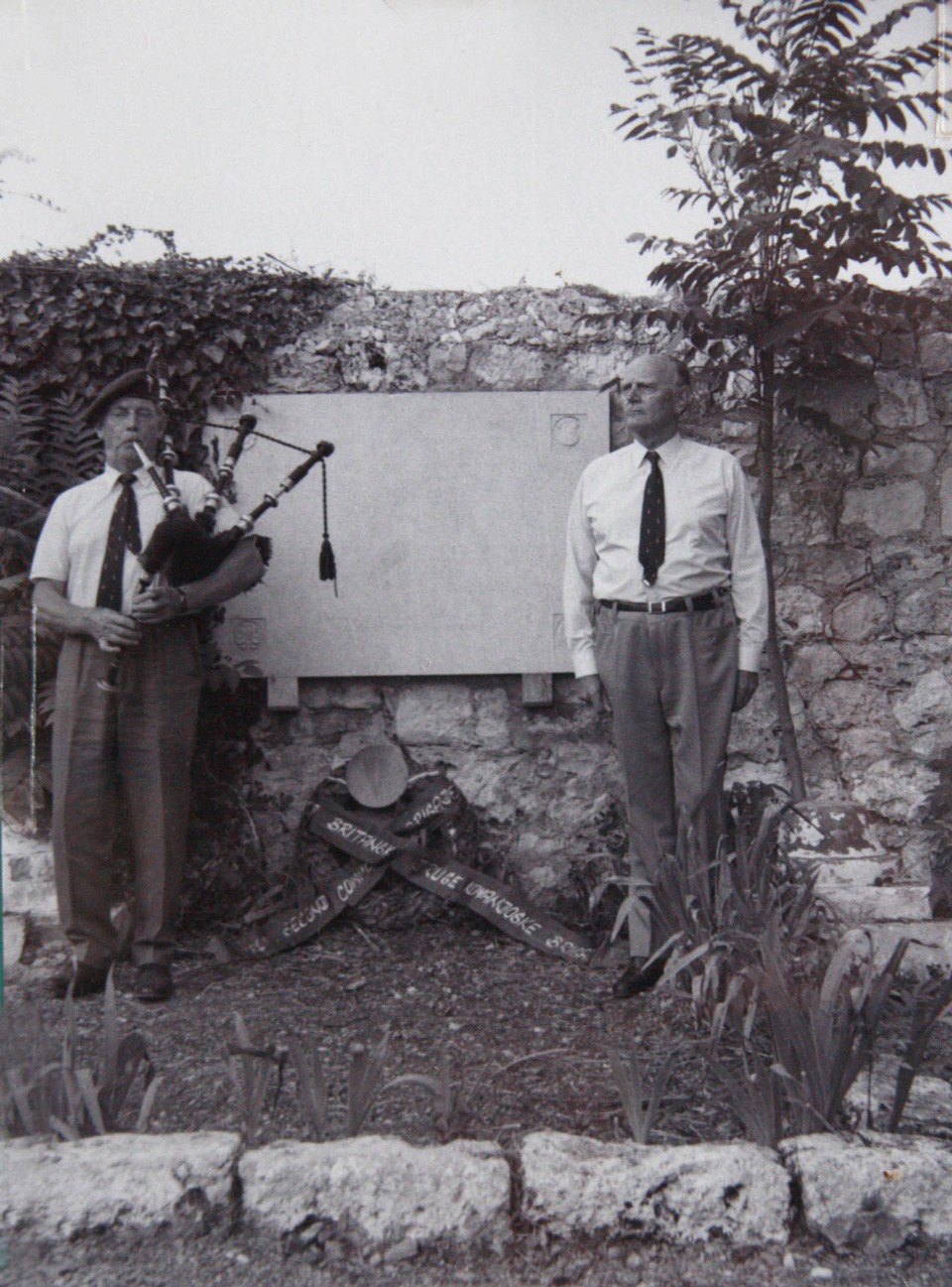(جاك تشرشيل) على اليسار، وهو يعزف على مزمار القربة في إحدى مراسيم تخليد ذكرى ضحايا الحرب.