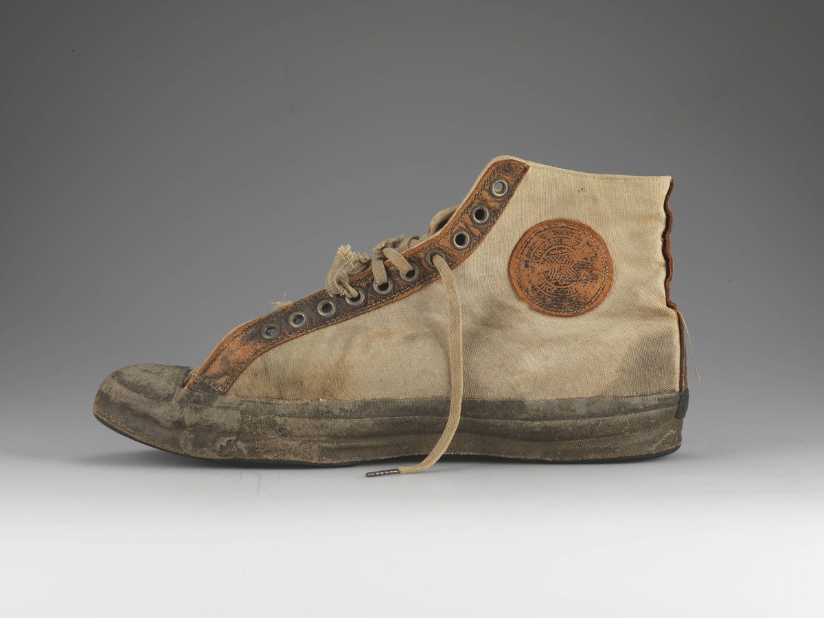 حذاء (كونفرس) مع نعل مطاطي غير قابل للانزلاق من عام 1923. صورة: American Federation of Arts