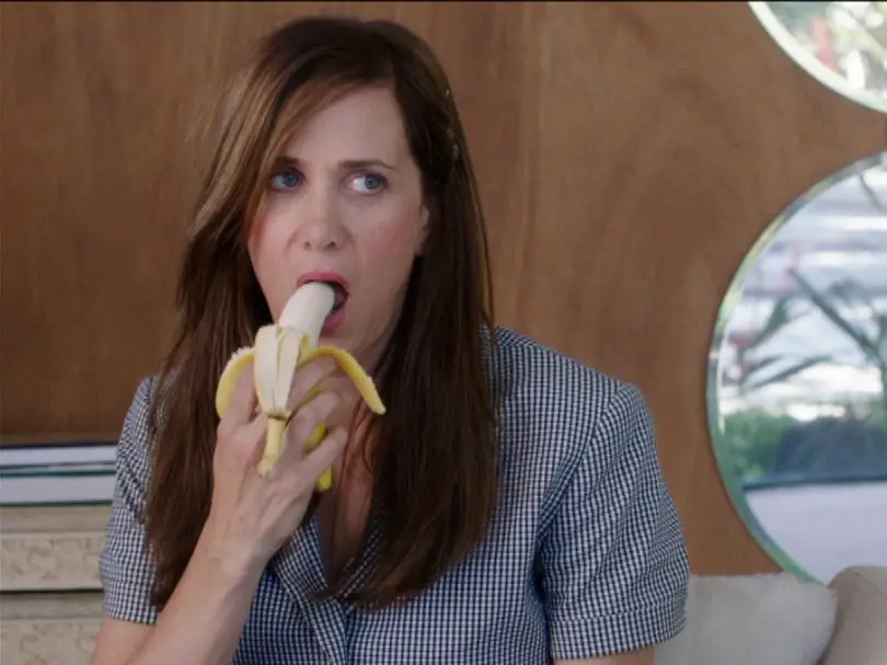 امرأة تأكل موزة
