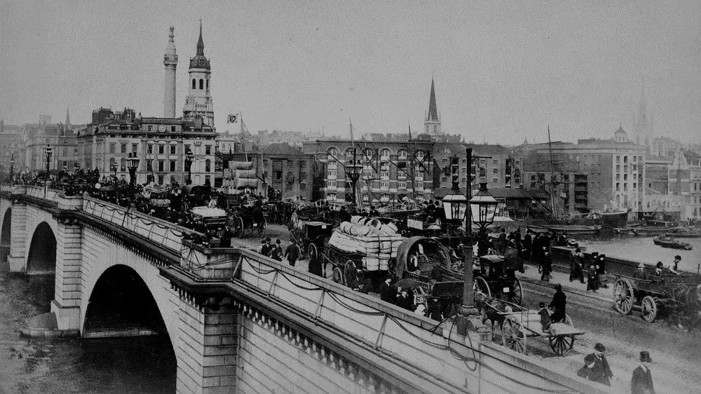 جسر لندن عندما كان لا يزال في لندن قبل تفكيكه ونقله إلى مدينة بحيرة (هافاسو).