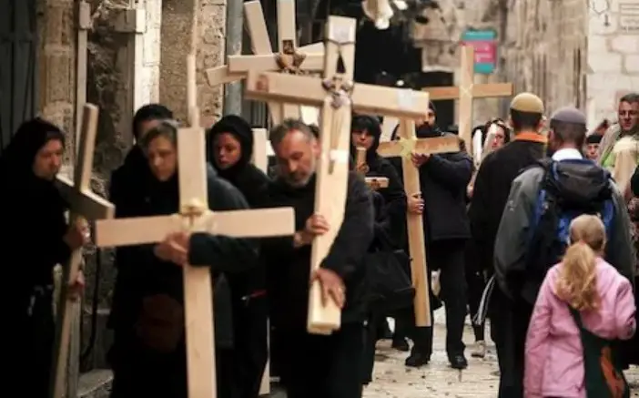 مسيحيون أرثوذكس يحملون صلبان خشبية ويسيرون في شوارع مدينة القدس.