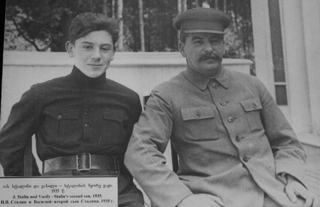 (جوزيف ستالين) وابنه الثاني (فاسيلي ستالين) في سنة 1935.