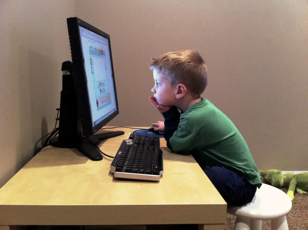 طفل صغير على الحاسوب
