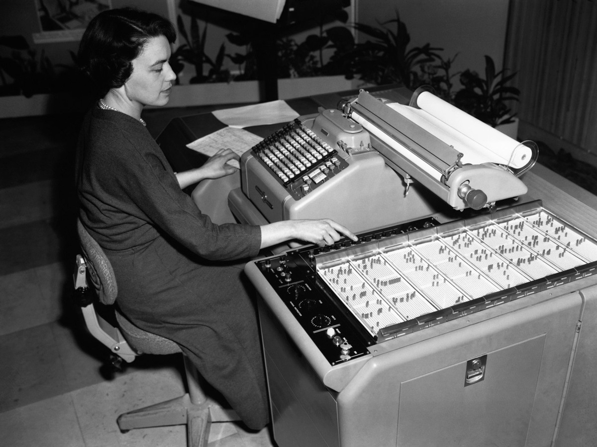 كمبيوتر من نوع (E101) في عام 1956. صورة: Hulton Deutsch/Getty Images