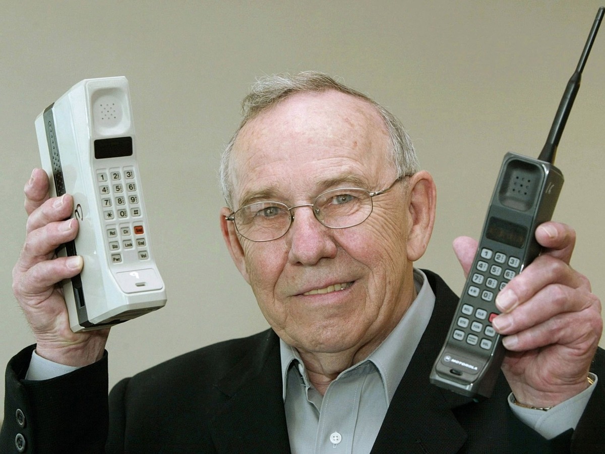 كان تصميم الهواتف المحمولة في البداية كبيراً جداً. صورة: AP