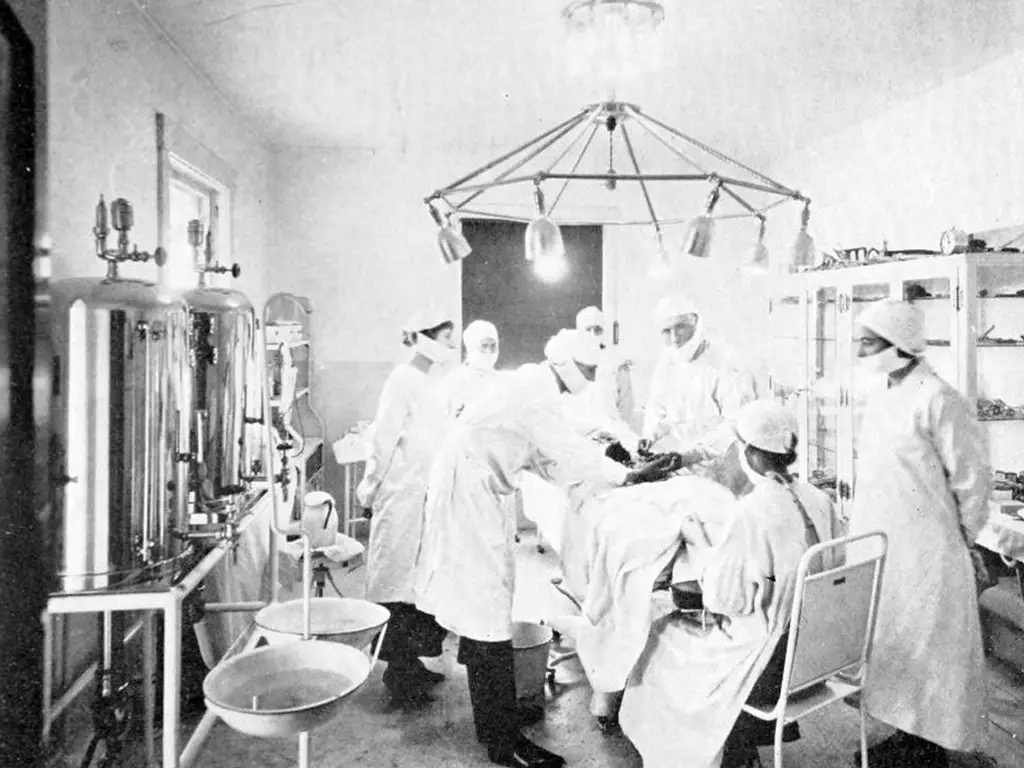 غرفة العمليات في مستشفى الطبيب (جون برينكلي)) في (ميلفورد) في ولاية (كانساس) سنة 1921.
