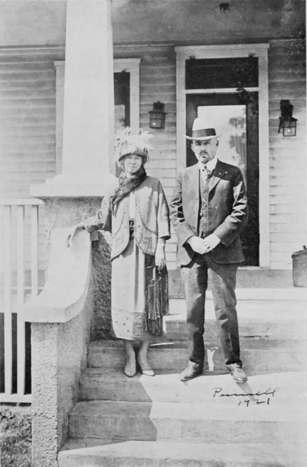 الطبيب (جون برينكلي) وزوجته في أيام أفضل في سنة 1921.